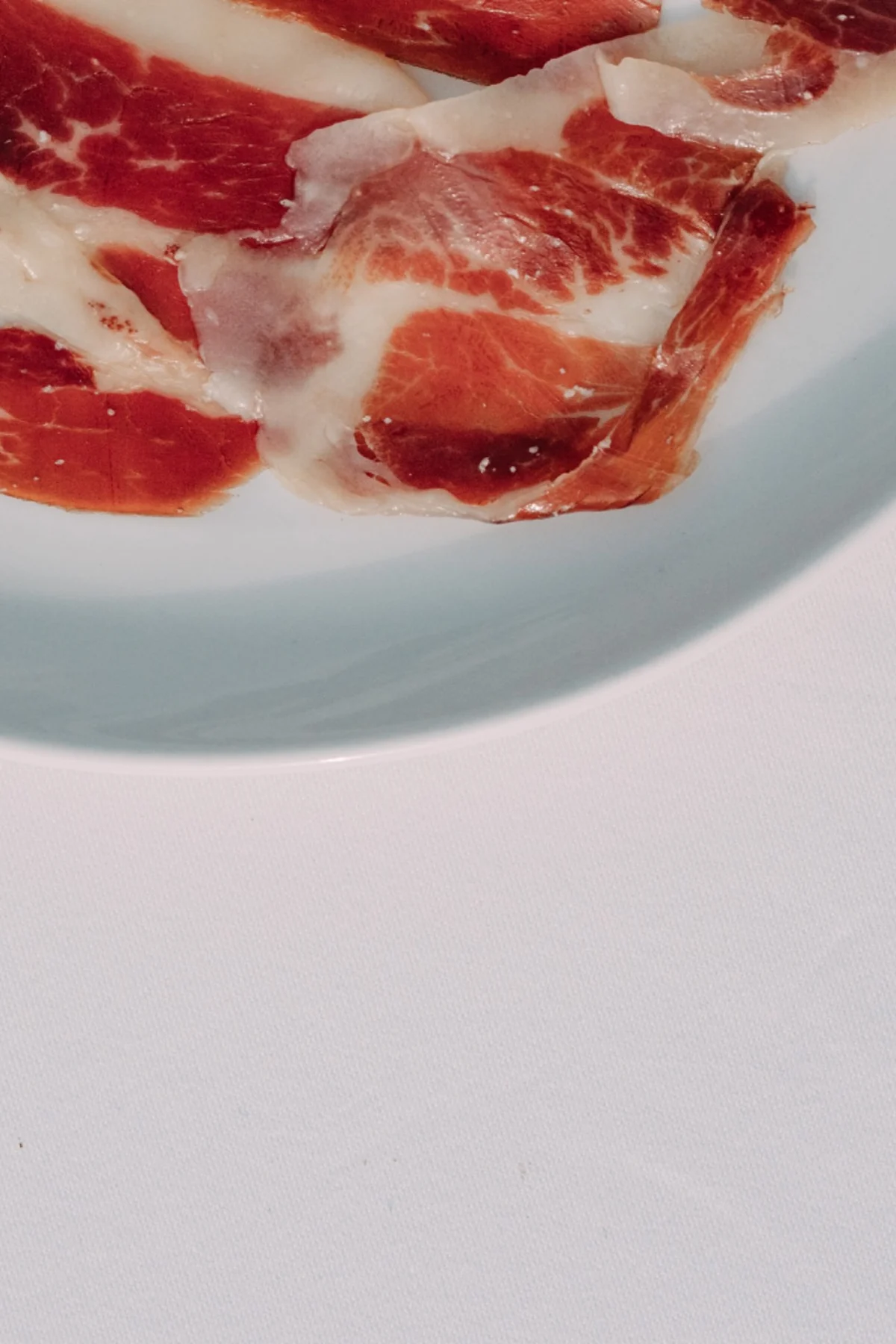 Assiette de jambon sur nappe blanche