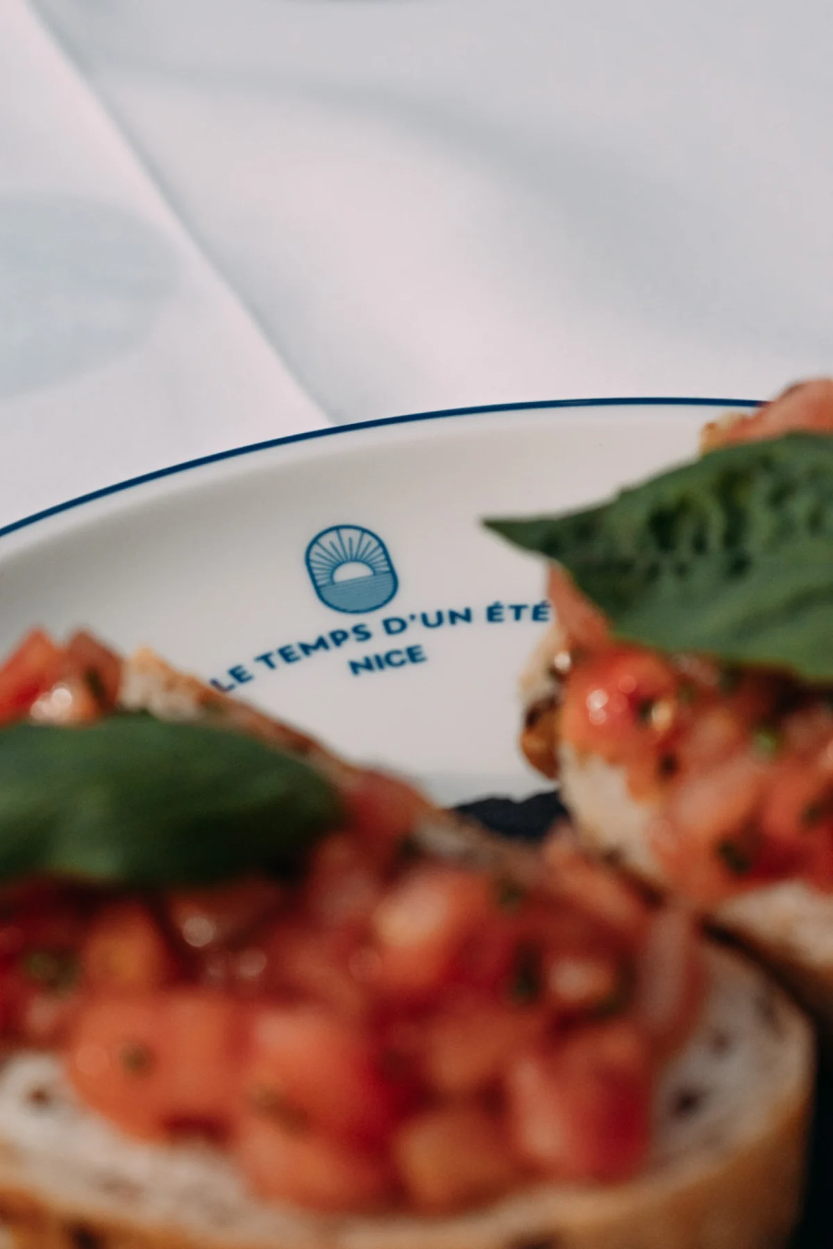Bruschetta avec logo Le Temps d'un Été visible sur l'assiette