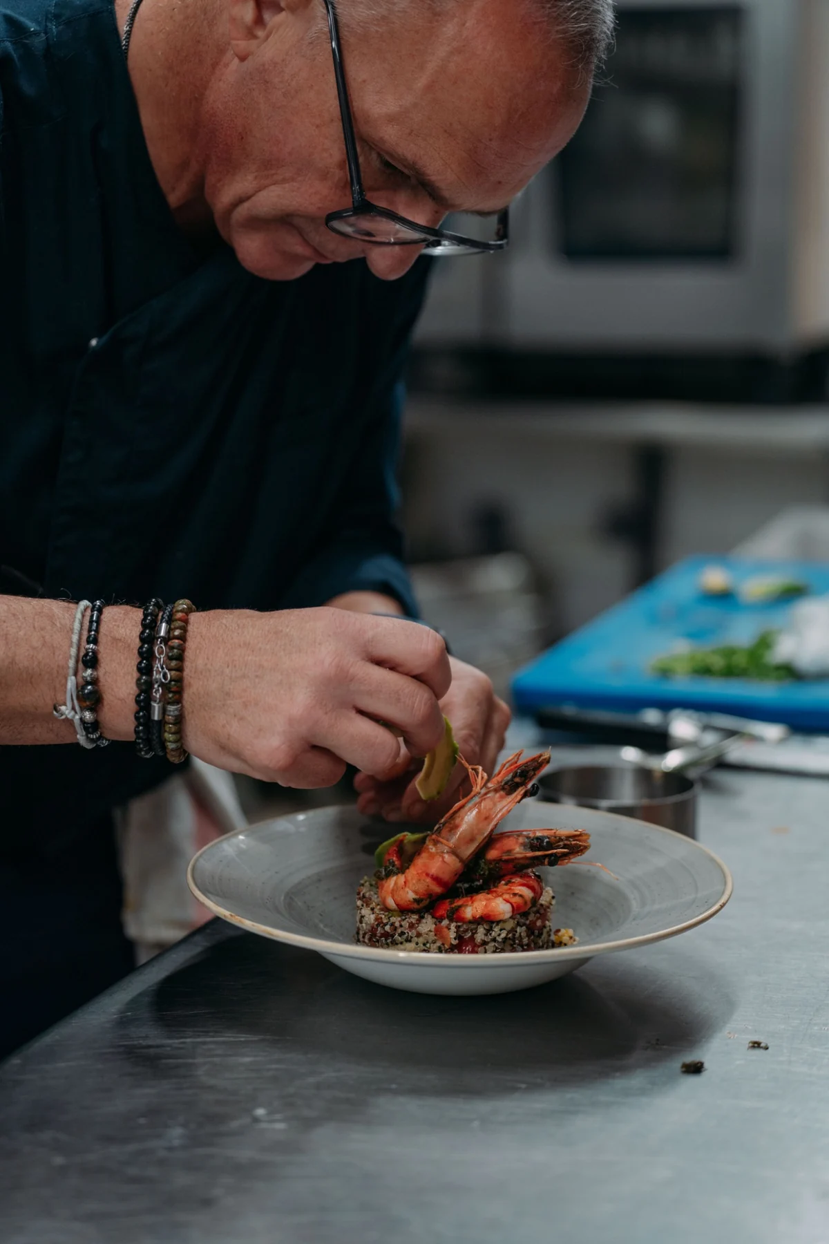 Chef en train de dresser une assiette en cuisine