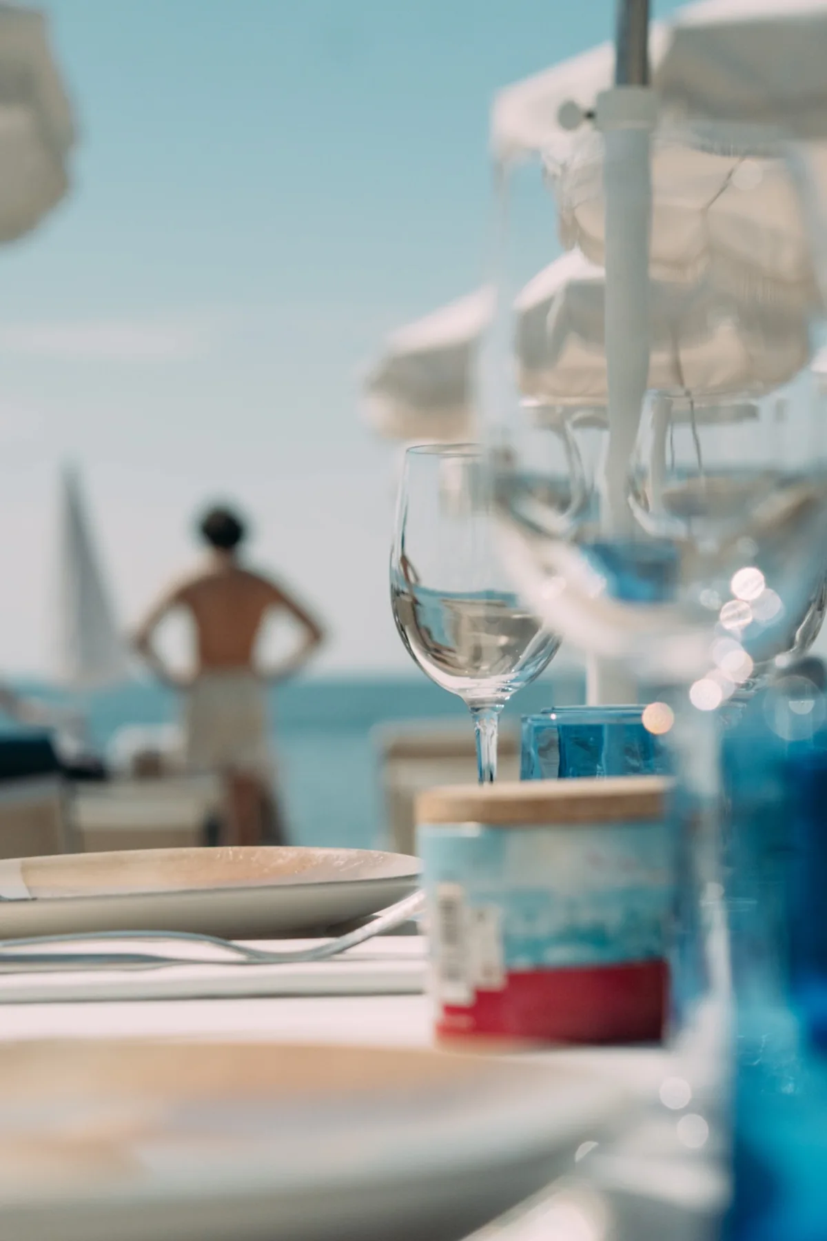 Verres dressés en terrasse face à la mer
