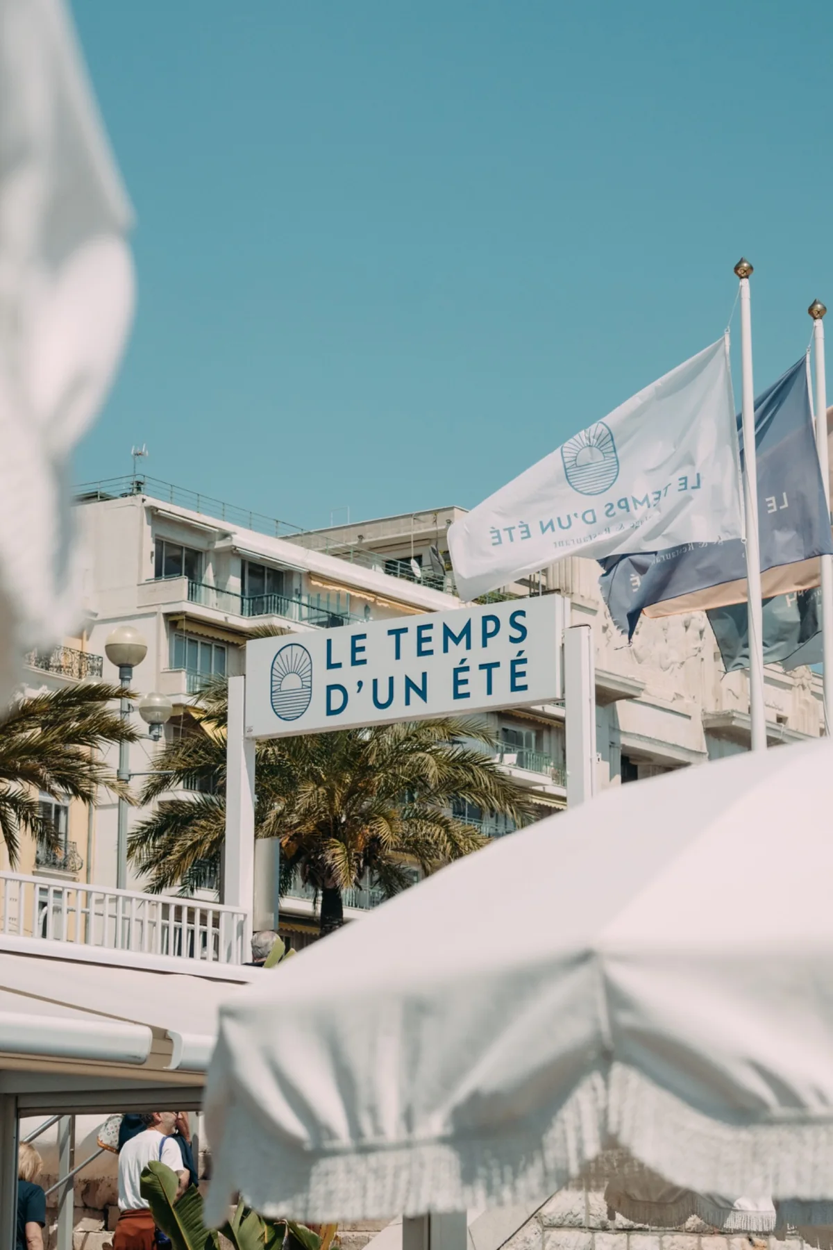 Enseigne et drapeaux d'un établissement balnéaire en plein soleil