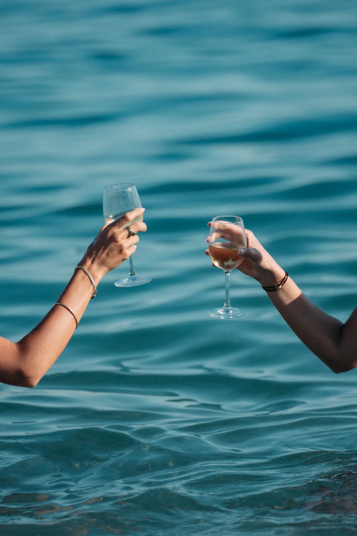 Deux verres levés au-dessus de l'eau