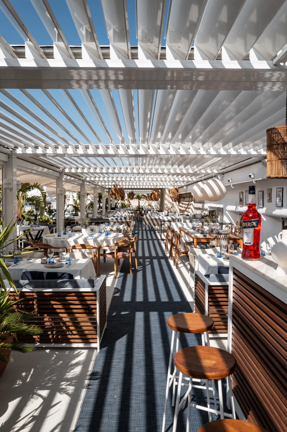 Restaurant lumineux sous pergola