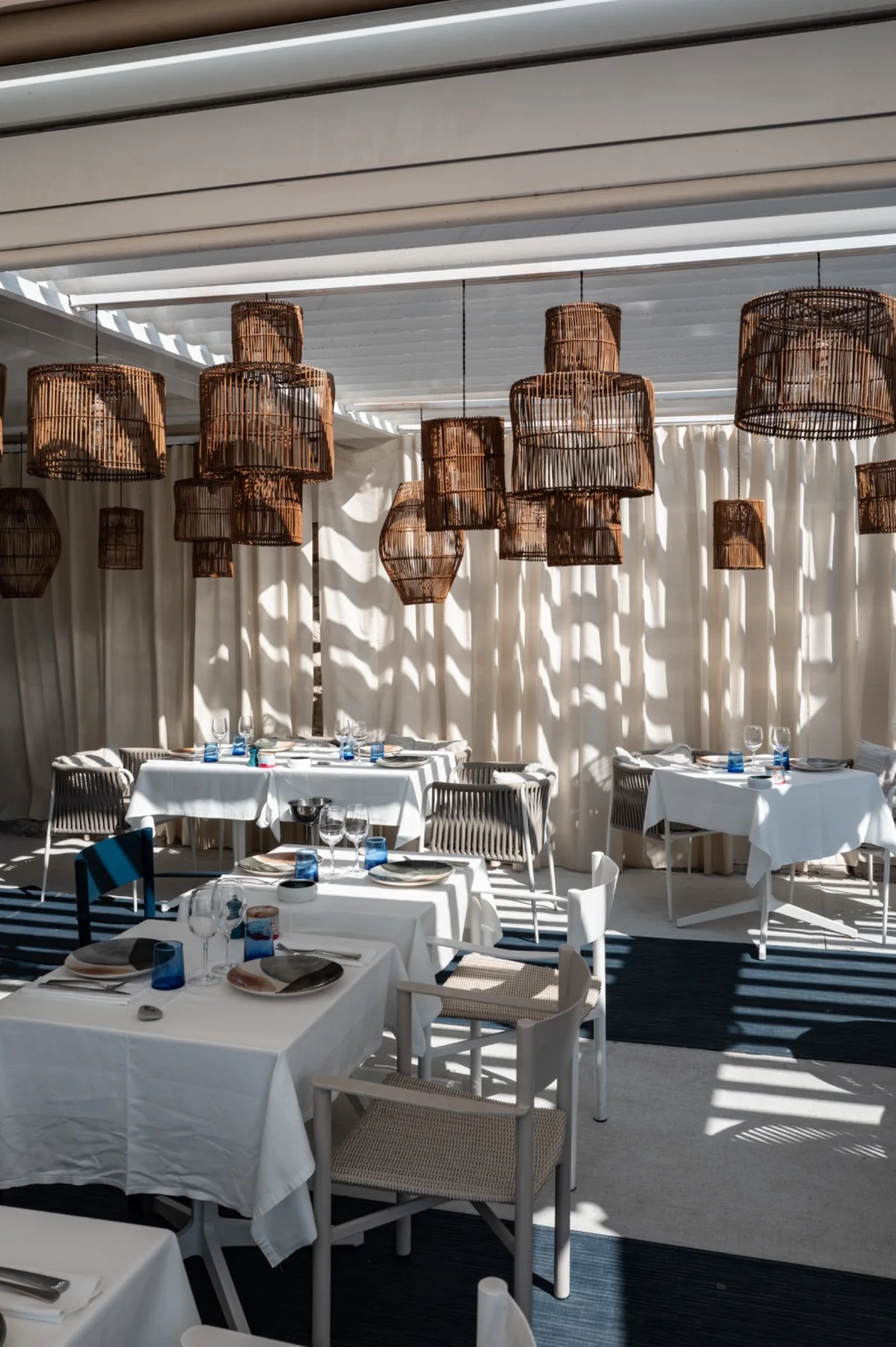 Salle de restaurant lumineuse aux suspensions en rotin