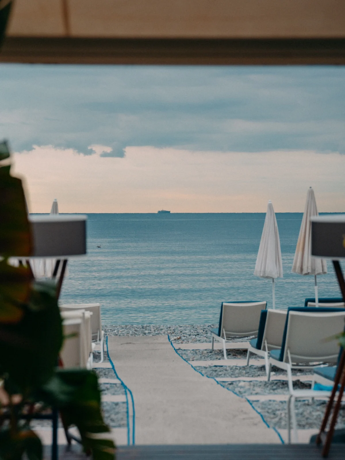 Plage et mer vues depuis un intérieur