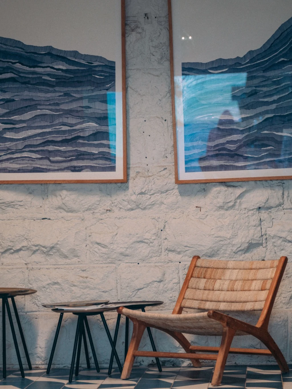 Salon intérieur avec œuvres murales