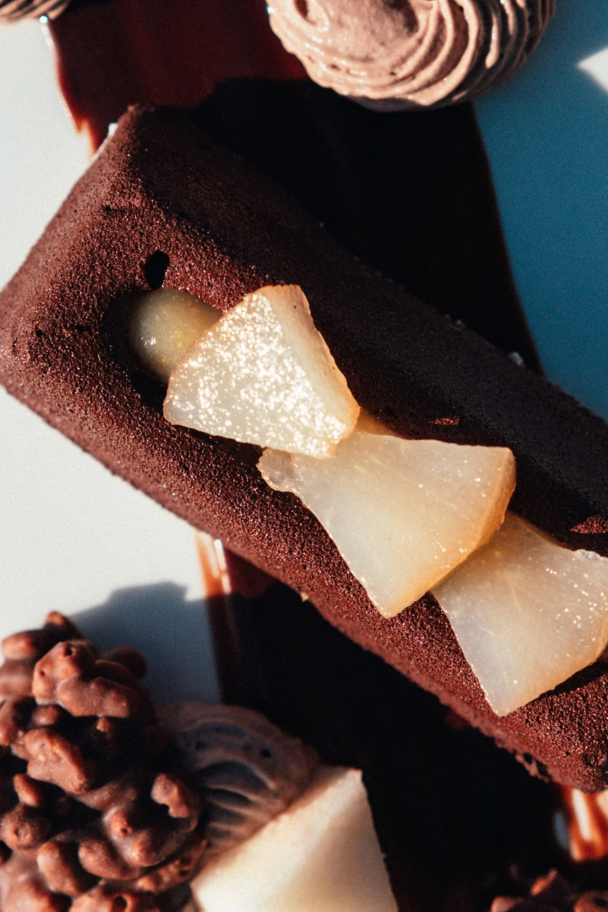 Dessert au cacao et poire en gros plan