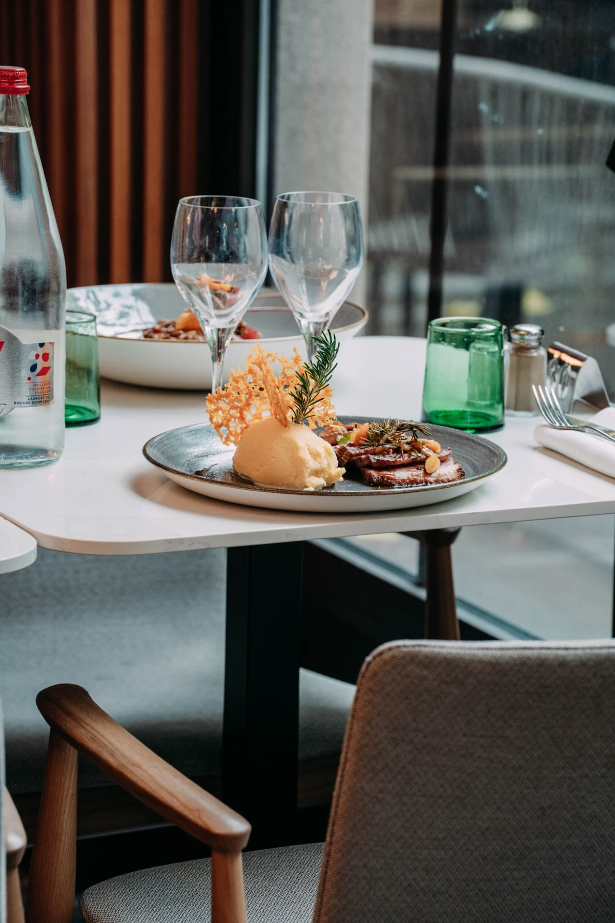 Dessert servi sur une table en intérieur