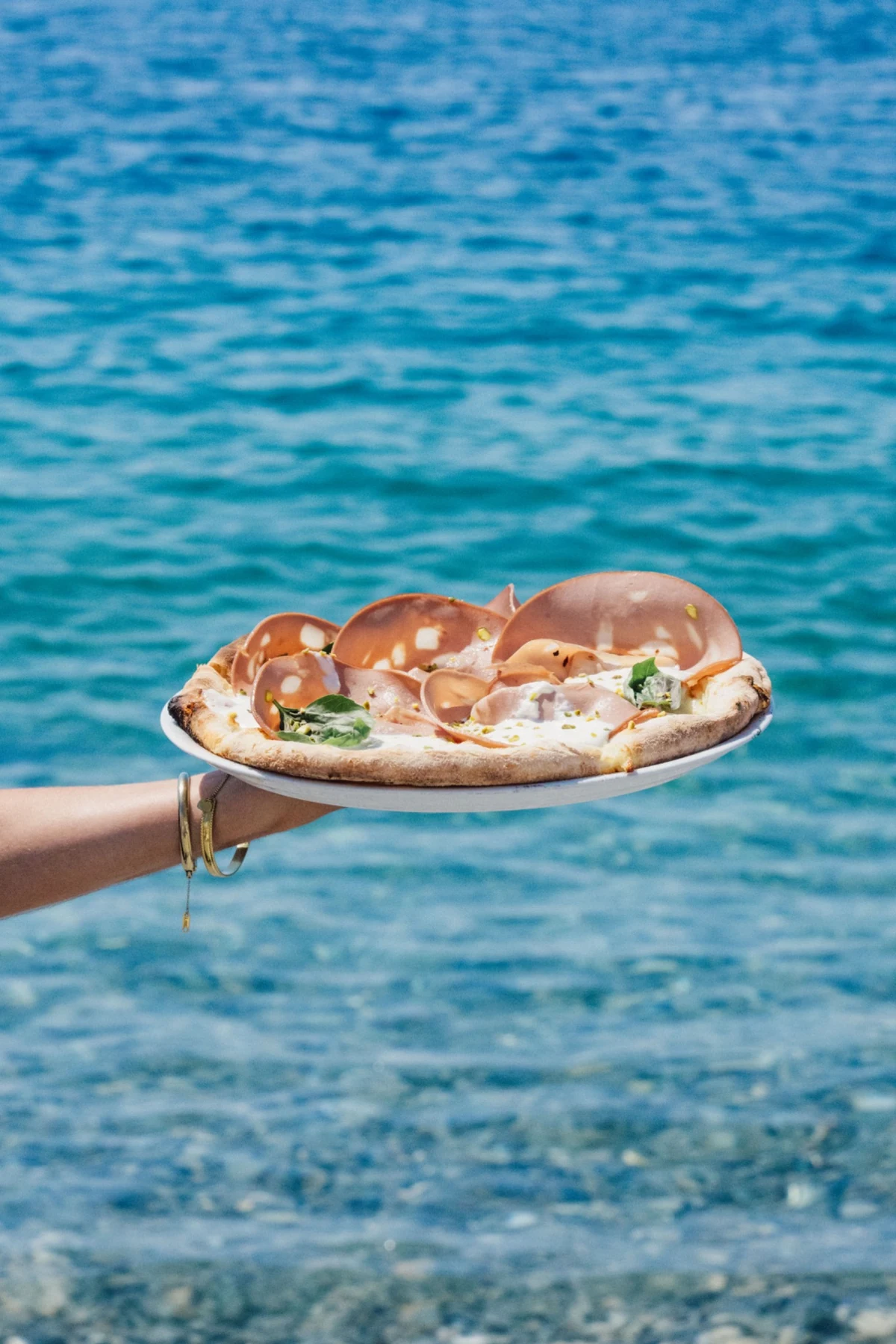 Pizza servie face à la mer