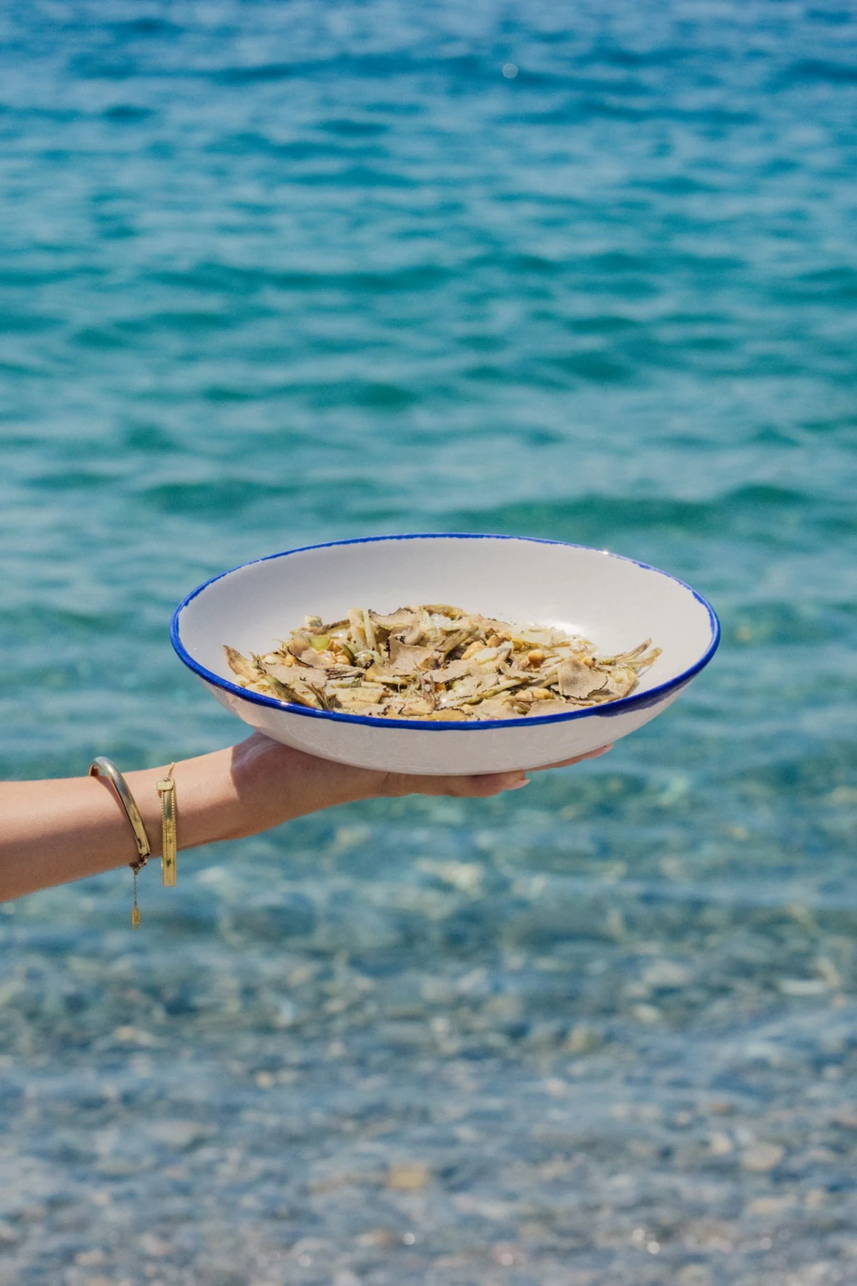 Bol servi face à la mer