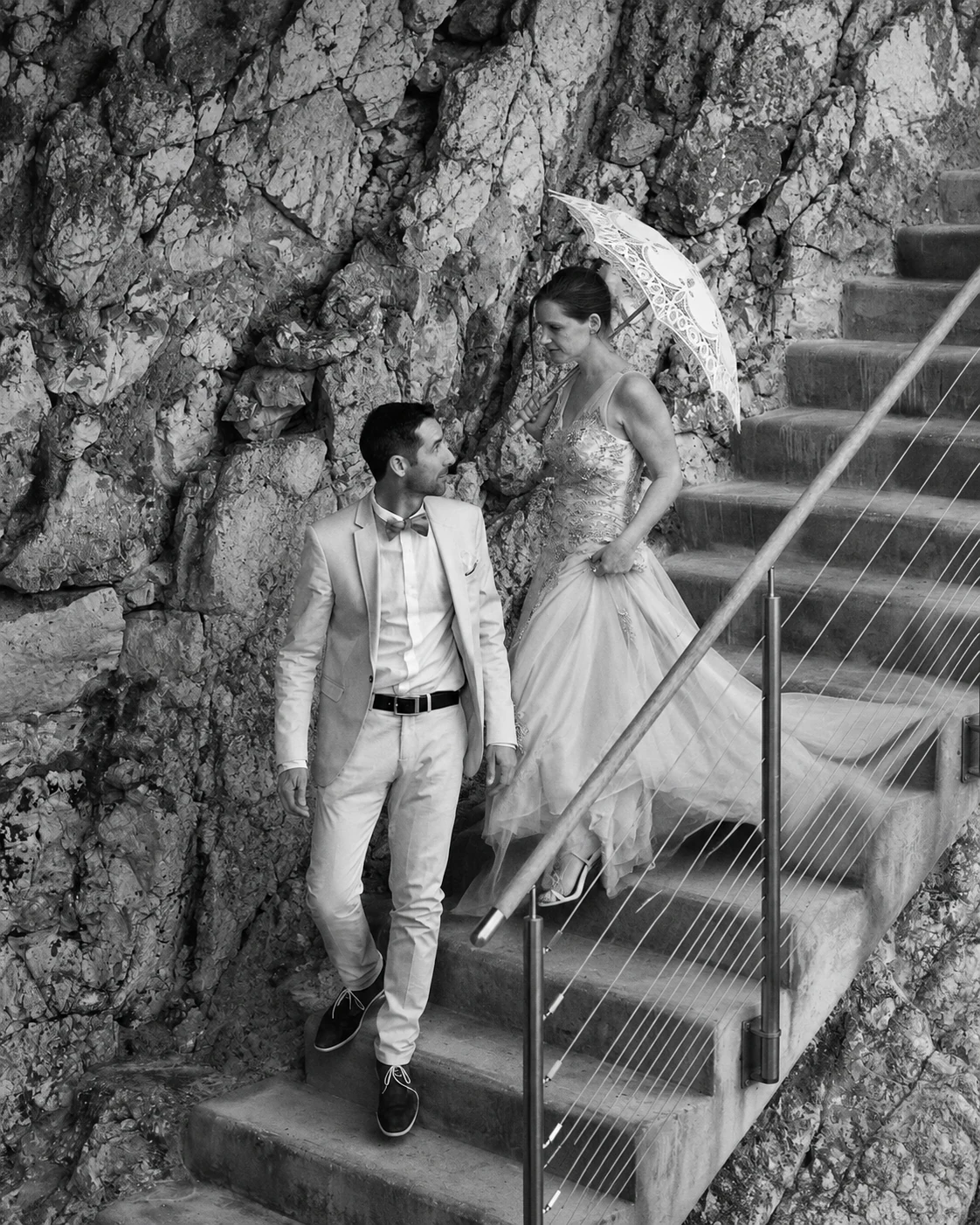 Couple de mariés sur un escalier minéral