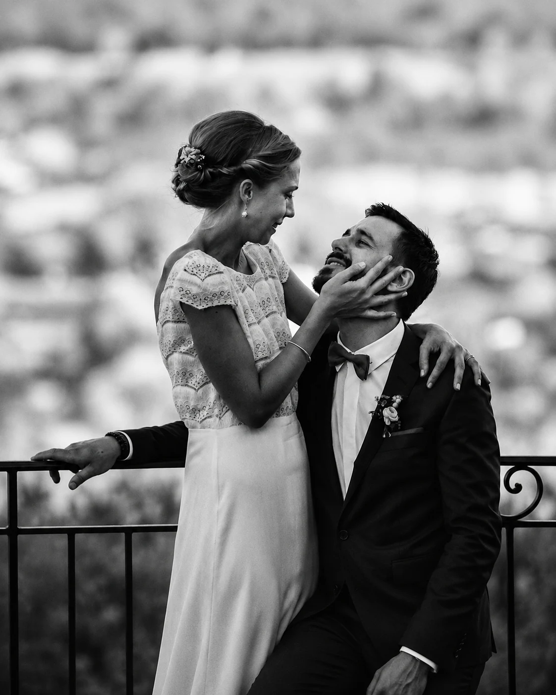 Couple de mariés échangeant un regard tendre