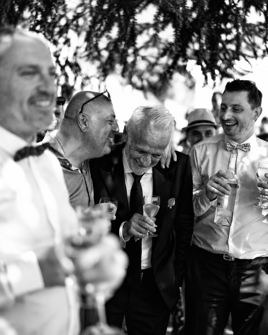 Invités partageant un moment de joie pendant un mariage