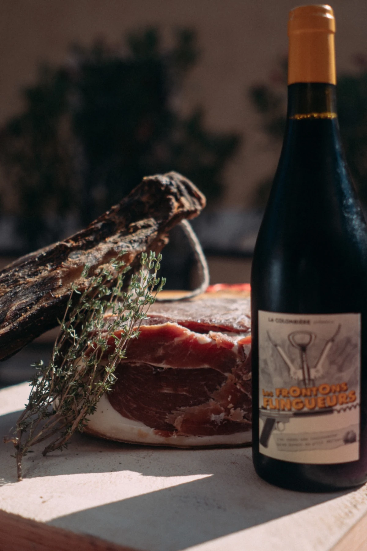 Pièce de viande et bouteille de vin