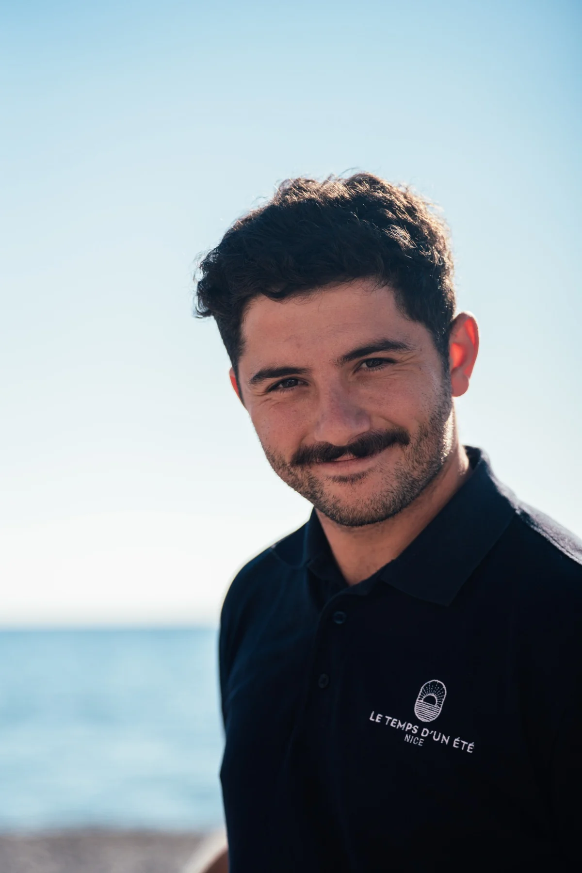 Portrait d'un membre de l'équipe face à la mer