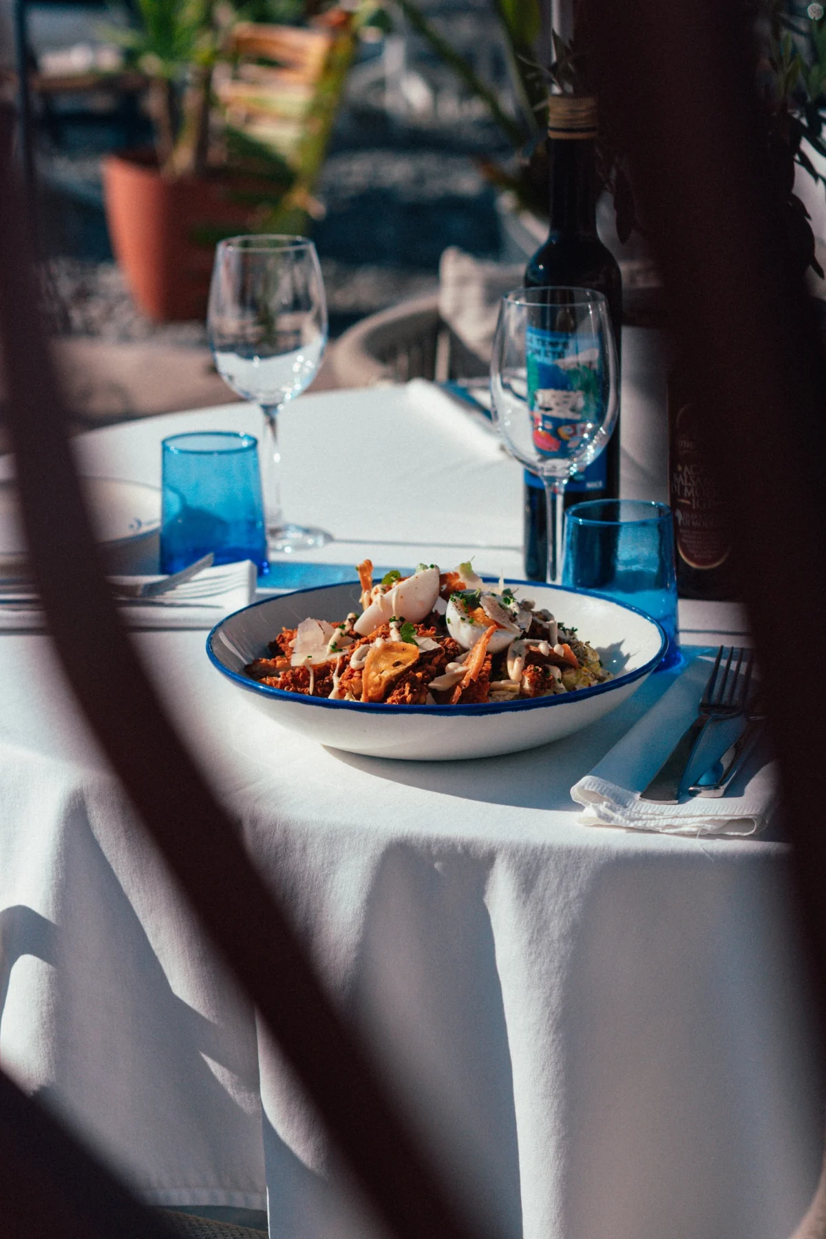Grande assiette garnie sur une table dressée