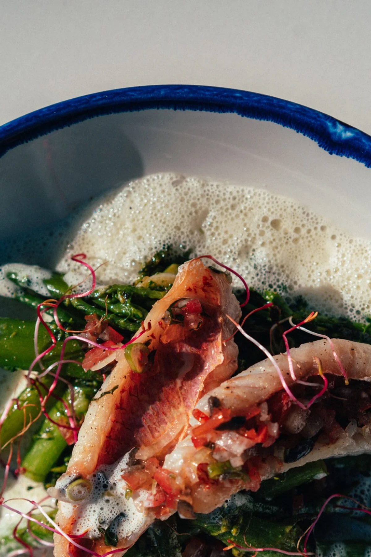 Plat de poisson et asperges