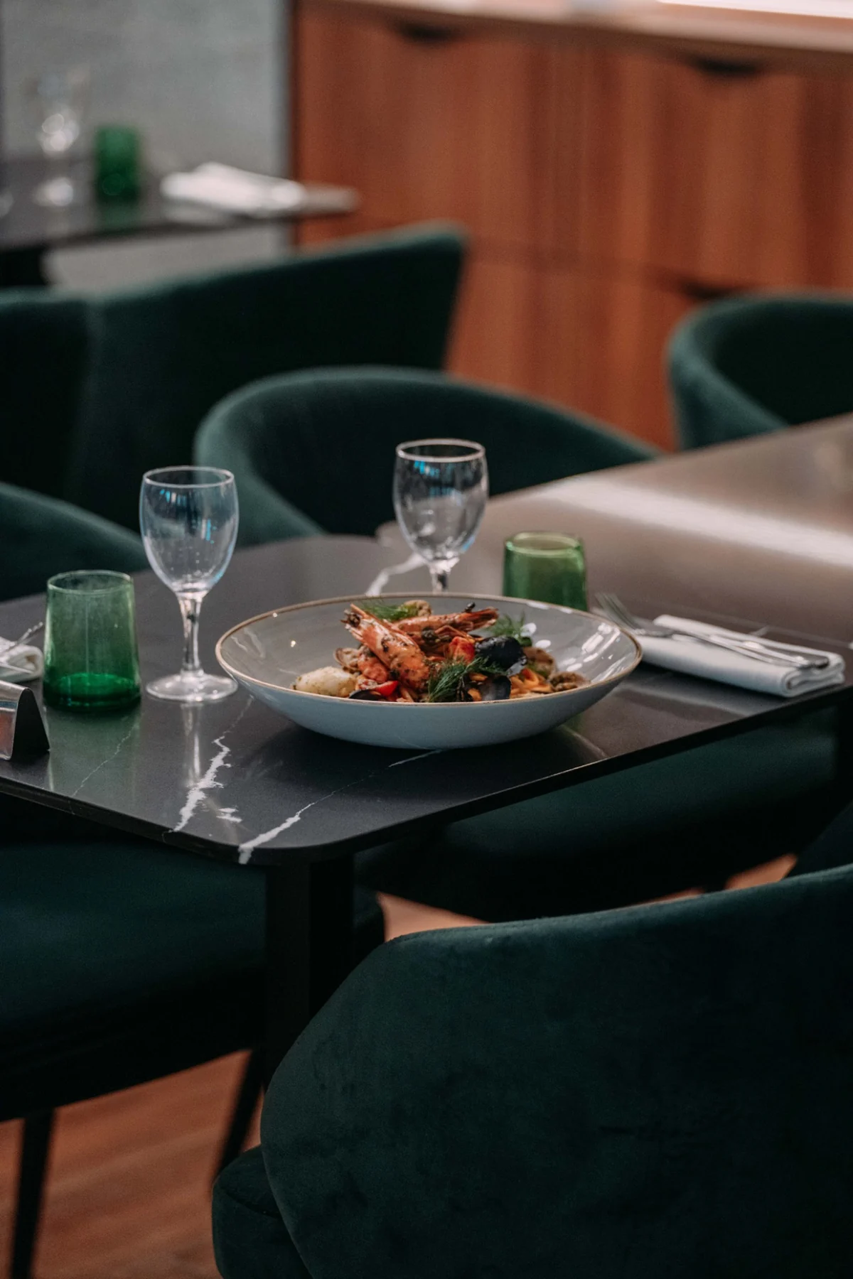 Plat de crevettes servi sur une table de restaurant