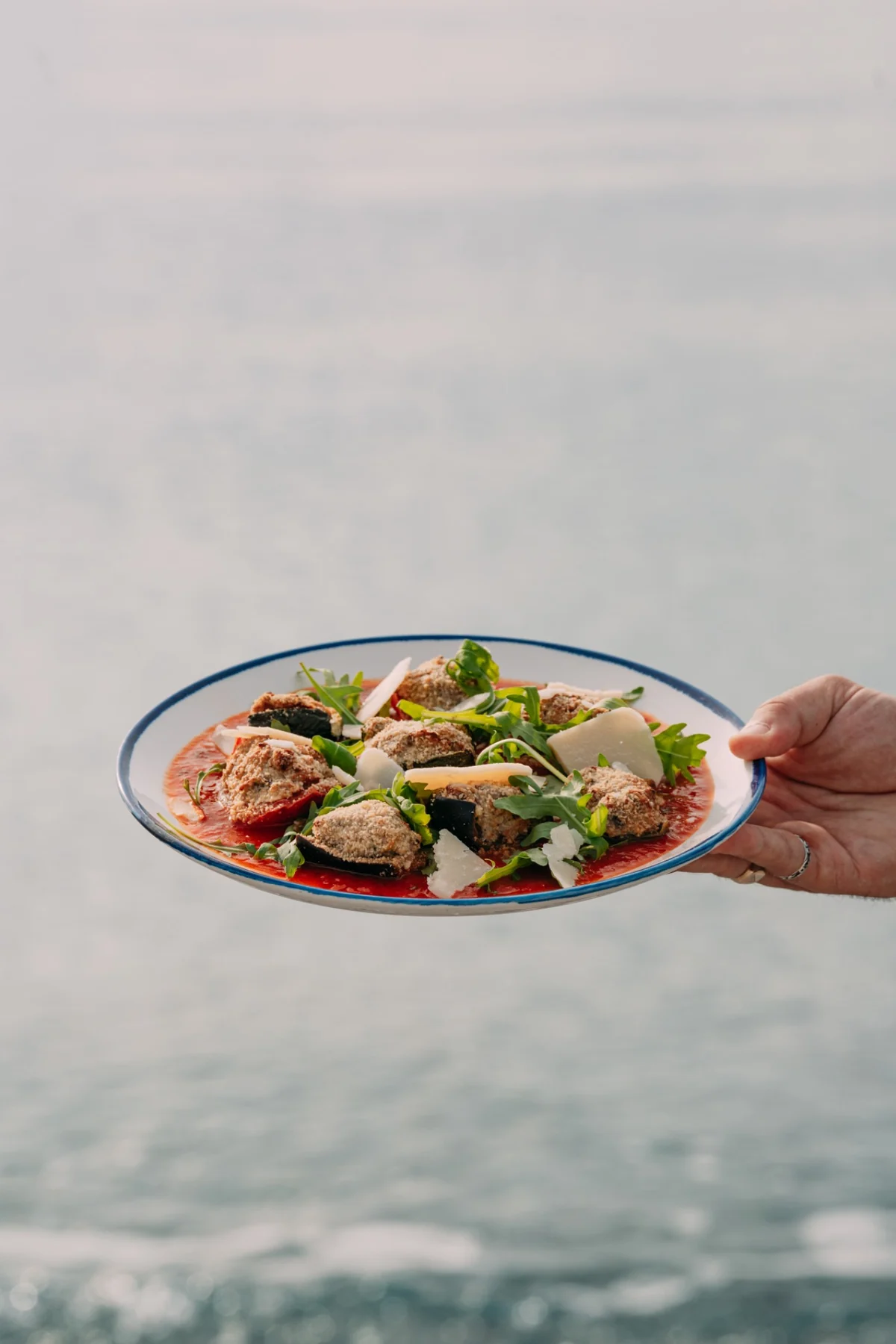 Assiette tenue face à la mer