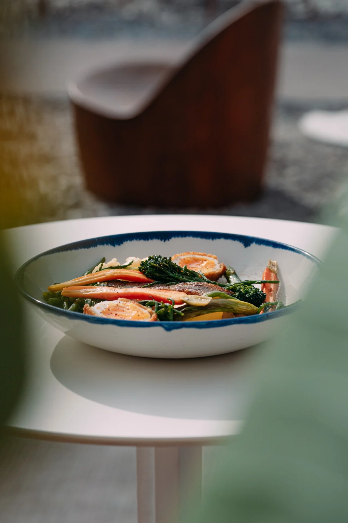 Plat de poisson servi sur une table extérieure