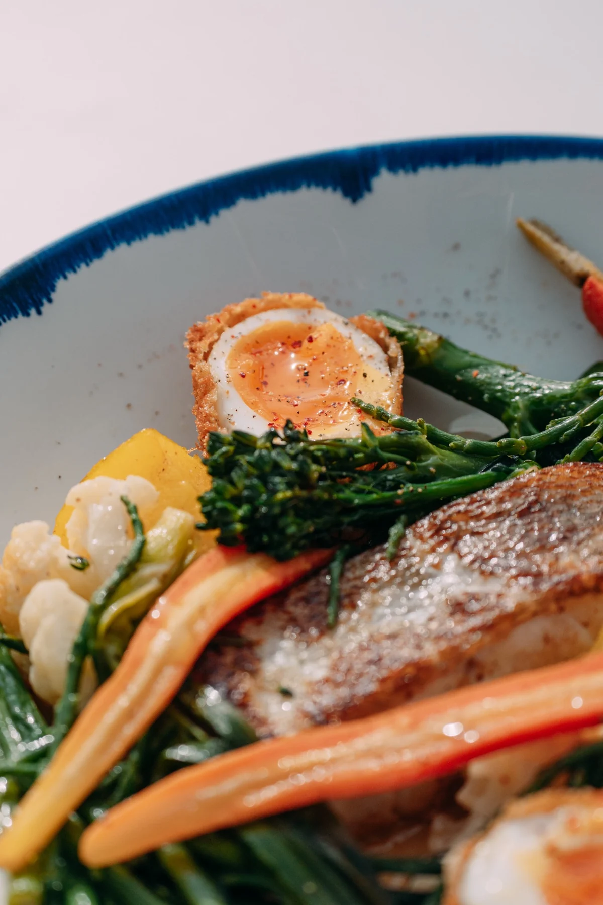 Détail d'un plat de poisson et légumes