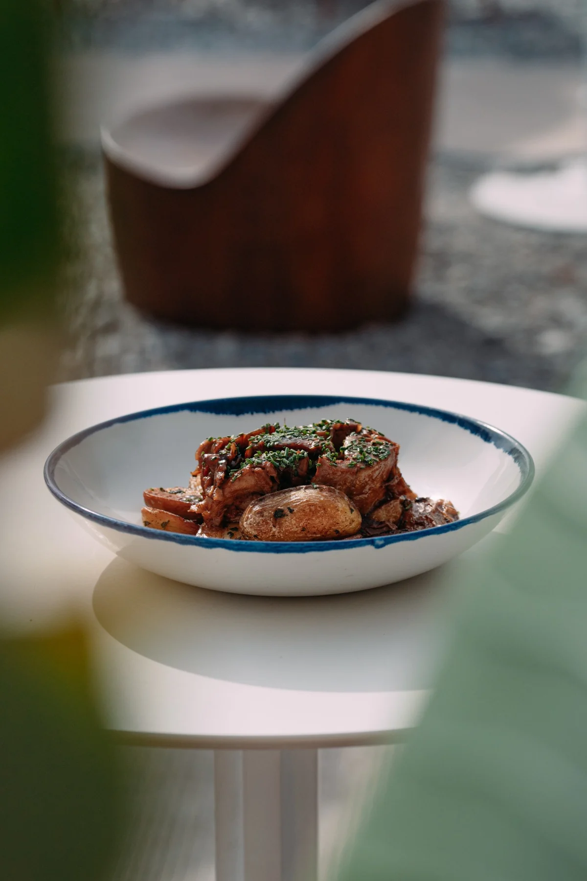 Plat de viande servi sur une petite table