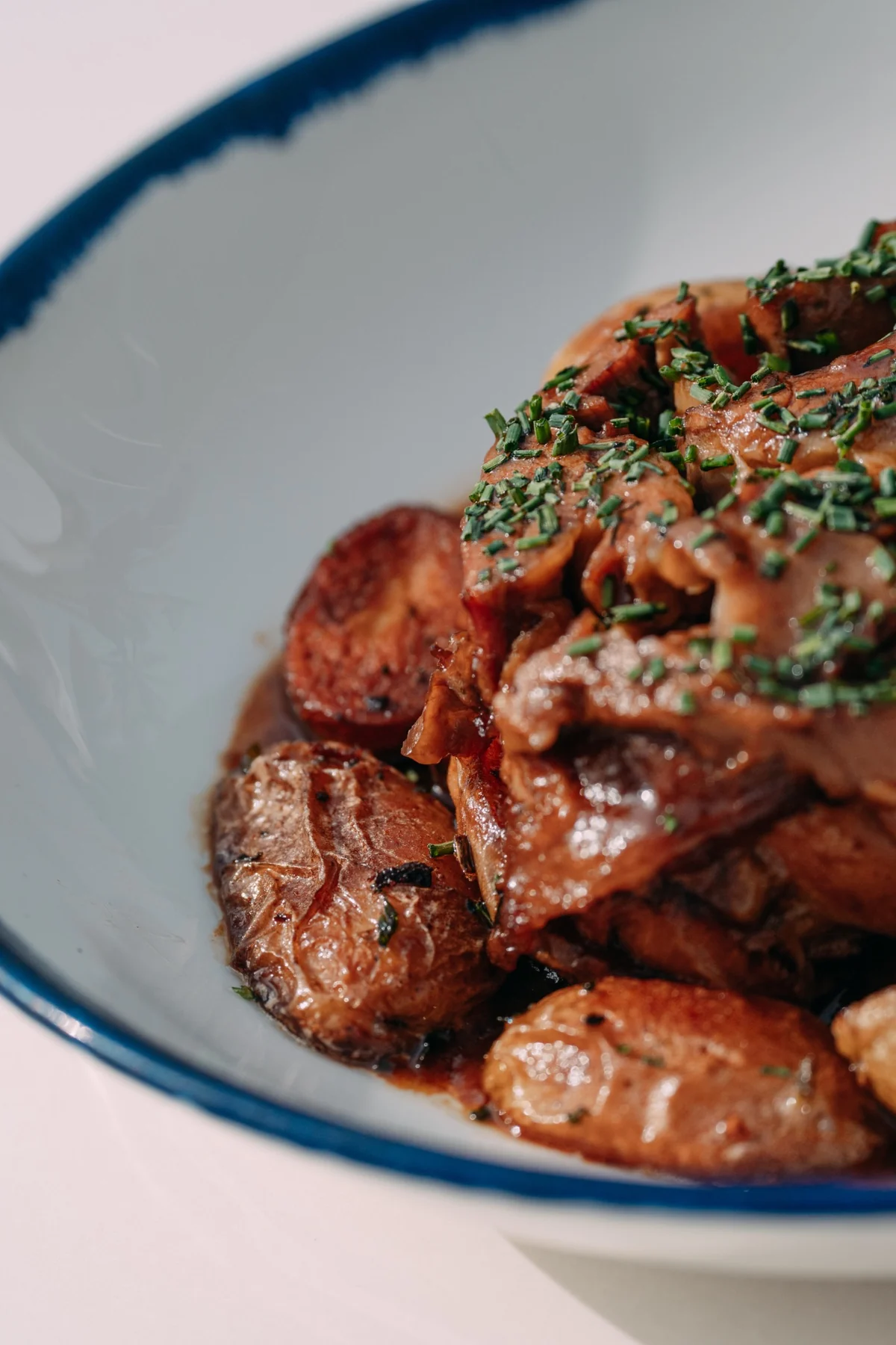 Gros plan sur un plat de viande braisée